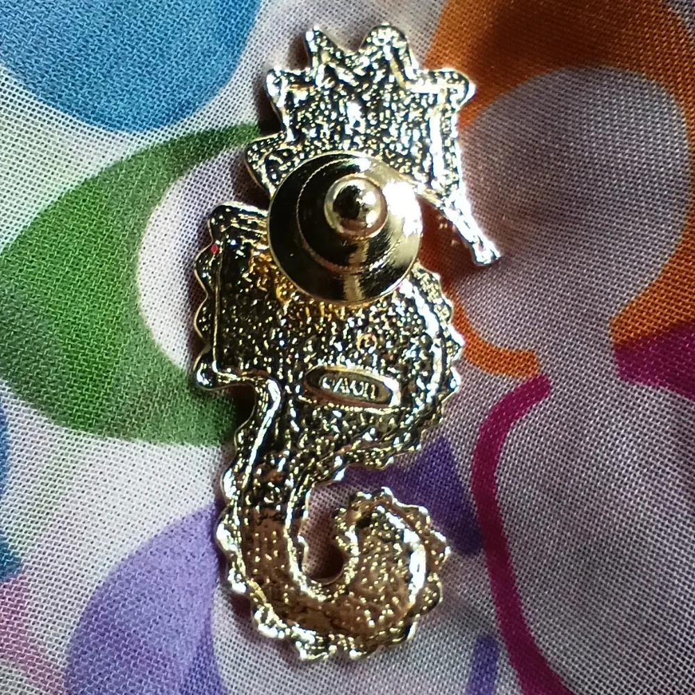 Two Avon Set Gold Tone Metal Starfish and Seahorse Pins With Faux Pearls Vintage